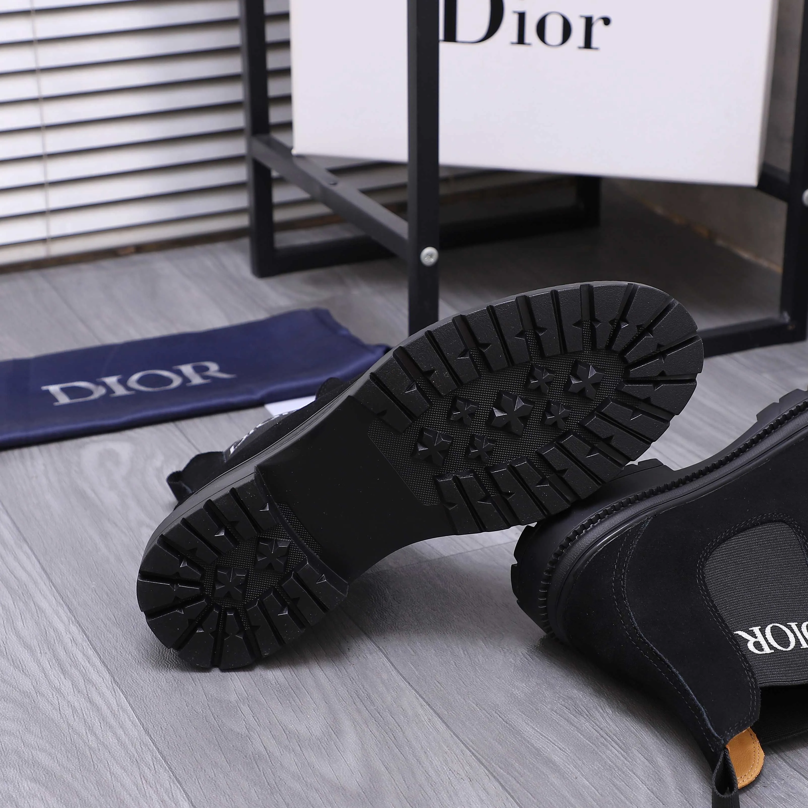Men's shoes 💰500 Product trademark: Dior "Dior" high-top casual shoes Regular size: 38-45 (45 is custom-made and non-returnable) Product materials: Selected frosted cowhide upper, cowhide lining, rubber non-slip outsole